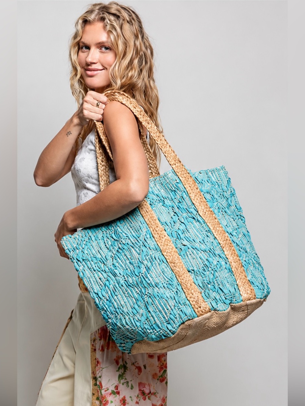POL Handwoven Tote Bag in Turquoise with Natural Handles - Picture 2 of 6